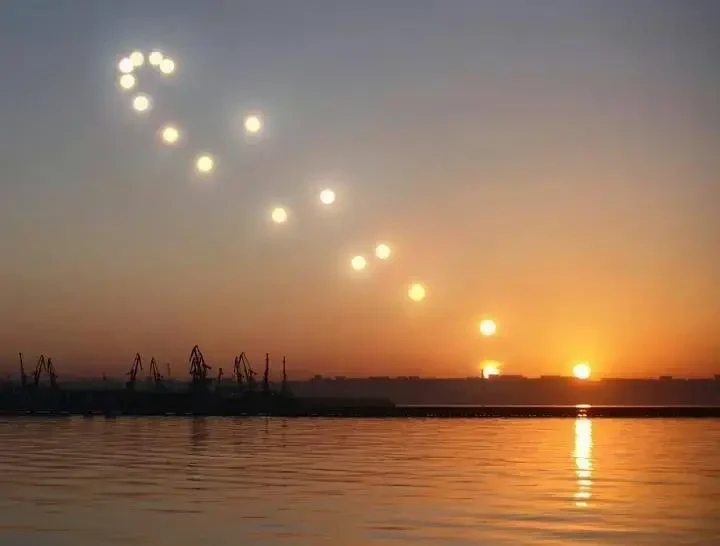 солнечная аналемма, кривая, описывающая видимое движение Солнца в течение года, снятая в одно и то же время суток из одного и того же места