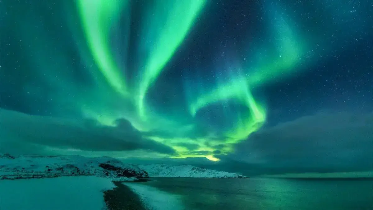 Северное сияние (также известное как полярное сияние или aurora borealis)