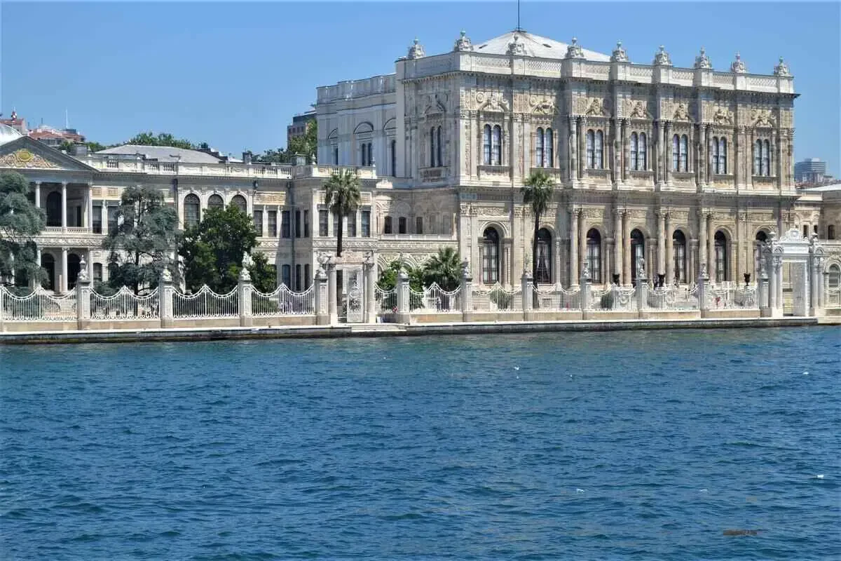 Долмабахче – роскошный дворец в Стамбуле