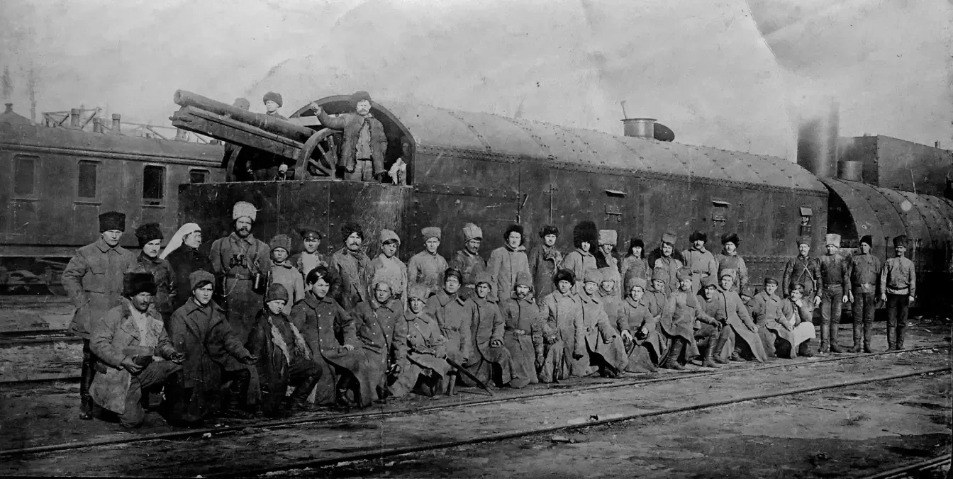 Команда бронепоезда "Молния", состоявшая преимущественно из шахтеров Донбасса, на одном из участков Царицынского фронта, 10.03.1919